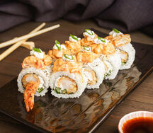 Запеченный ролл Флейм тунец с королевской креветкой