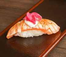 Суши Флейм лосось с луком-бриз