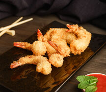 Креветки в темпуре с клубничным соусом