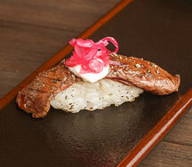 Суши Флейм биф с луком бриз