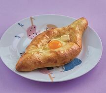 Хачапури по-аджарски с перепелиным яйцом