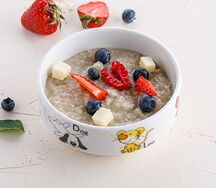 Каша овсяная с ягодами