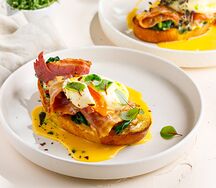 Брускетты с яйцом пашот и беконом