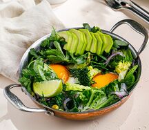 Ароматная яичница с пряной зеленью и авокадо