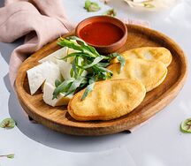 Золотистые мчади с конвертиками из сулугуни 