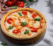 Пицца с курицей и соусом песто