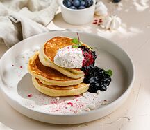 Оладьи с черничным вареньем