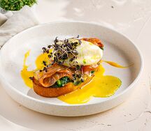 Брускетты с яйцом пашот и лососем