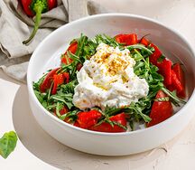 Салат с сыром страчателла