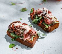 Бриошь с ростбифом