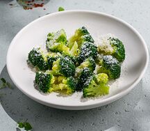 Брокколи с пармезаном на пару