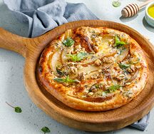 Хачапури с грушей и сыром с плесенью