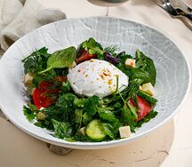 Овощной салат с яйцом пашот