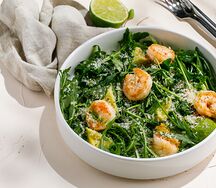 Салат с авокадо, рукколой и креветками