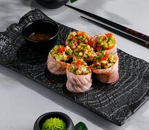 Обожженный ролл с лососем, угрем и соусом никкей