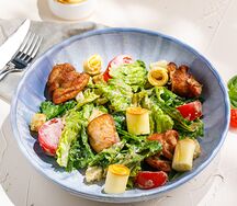 Теплый салат с курицей и копченым сыром сулугуни