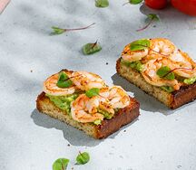 Бриошь с креветками и авокадо