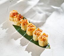 Запеченный ролл с гребешком и лососем