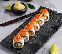 Ролл с лососем и креветкой темпура