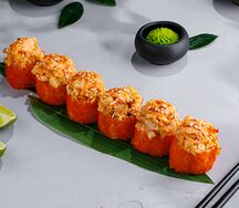 Запеченный ролл с крабом, гребешком и лососем