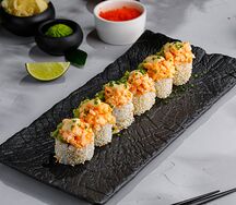 Ролл с креветкой и кремом из авокадо