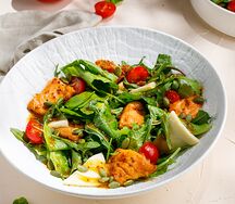 Теплый салат с лососем и сыром сулугуни