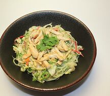 Салат с курицей и гомадаре соусом