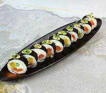 Ролл с лососем