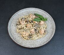 Лапша с лососем и грибами в сливочном соусе