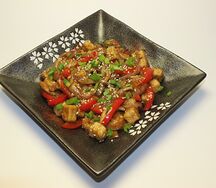 Жареный тофу в соусе свит-чили