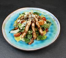 Салат с чикен кацу и соусом халапеньо