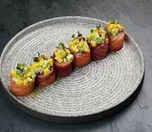 Ролл в лососе с манго