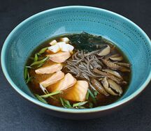 Мисо суп с лососем и лапшой соба