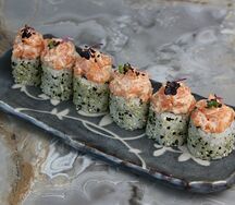 Ролл с острым лососем