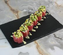 Ролл в тунце с манго и авокадо