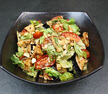 Теплый салат с хрустящими баклажанами