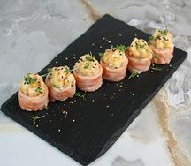 Опаленный ролл с лососем и острой креветкой