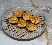 Запеченный ролл с крабом, креветкой и манго