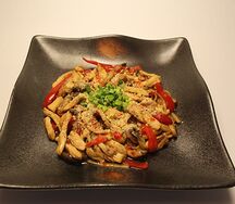 Лапша с курицей в соусе свит чили