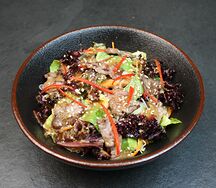 Салат с говядиной и лапшой