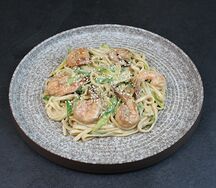 Лапша с креветками и цукини в сливочном соусе