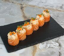 Ролл в лососе с гребешком