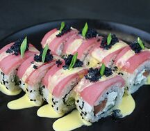 Ролл с тунцом, лососем и манговым соусом