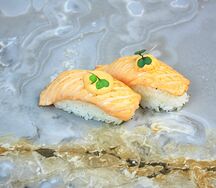 Лосось опаленный нигири 2шт