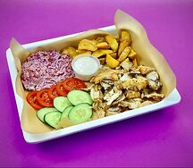 Шаверма на тарелке с картофелем Айдахо