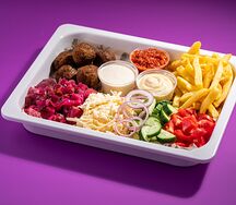 Шаверма Макси на тарелке с фалафелем