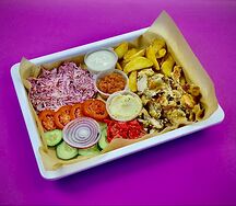 Шаверма Макси на тарелке с картофелем Айдахо