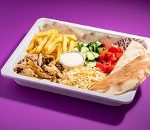 Шаверма на тарелке с картофелем фри