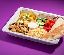 Шаверма на тарелке с картофелем по-домашнему