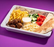 Шаверма на тарелке с фалафелем